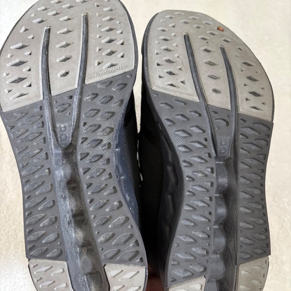 Women's size 6 ON CLOUD worn once - like new on running - Picture 2 of 3